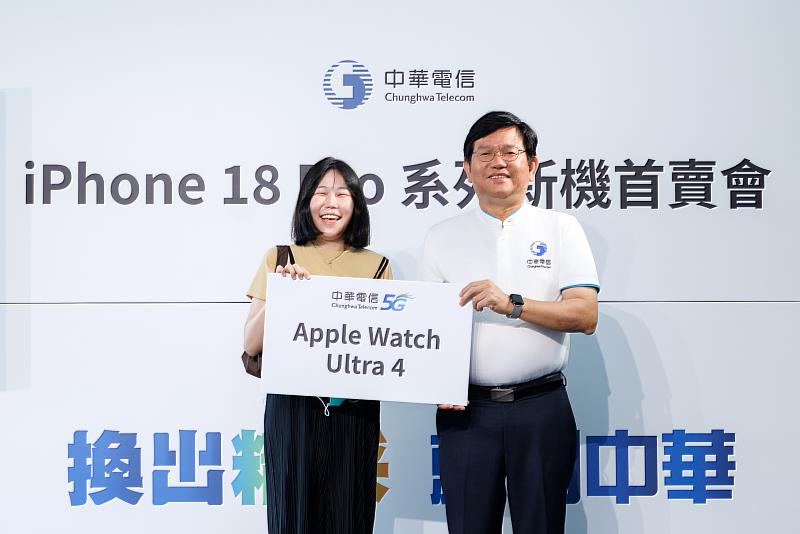 中華電信總經理林榮賜(右)於台北首賣會現場驚喜宣布加碼獎項,抽出Apple Watch Ultra 4等多項好禮送給幸運果粉。
