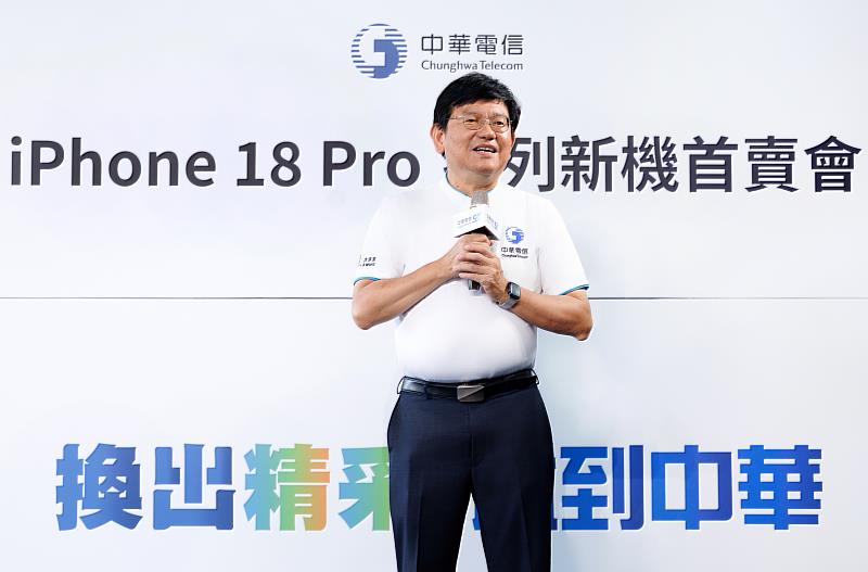 中華電信總經理林榮賜表示,中華電信透過業界首屈一指的銷售能量及服務品質,滿足果粉全方位需求,更打造海地星空綿密網路與豐富應用服務,讓客戶享受最佳的新機使用體驗。