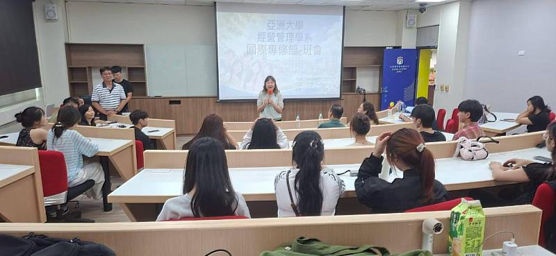 經管系主任莊淑惠勉勵越南專班學生主動融入校園、充實專業學習。