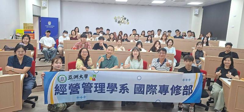 越南國際專班師生交流合影,凝聚跨年級情誼與學習向心力。