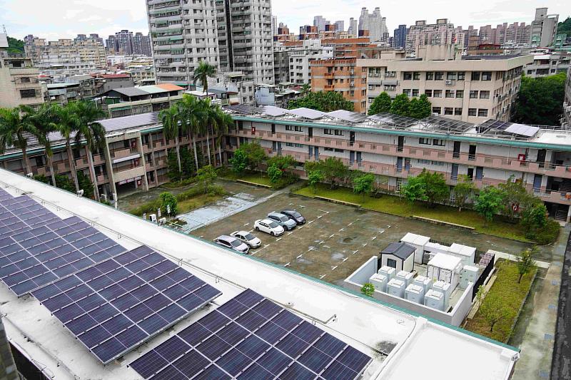 臺科大與台電公司合作，於今（115）年初在華夏校區完成微電網系統建置，成為全臺首座都市型校園微電網。圖為華夏校區教學大樓屋頂的太陽光電板，所產出的電力優先供應校園使用，達成100%綠電自發自用。