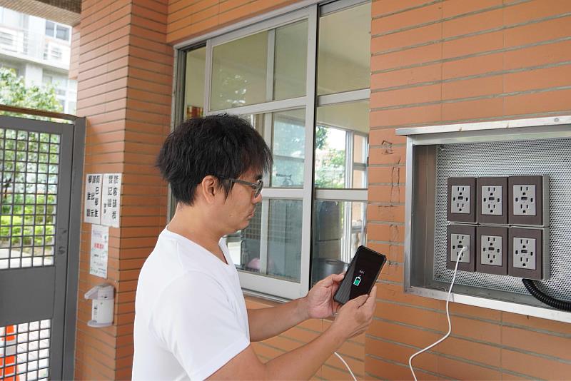 華夏校區警衛室設置緊急用插座，提供110V插座及USB、Type-C充電孔，於災害停電時支援鄰近居民的手機等設備充電，支援基本生活與通訊需求，發揮防災與社區服務功能。