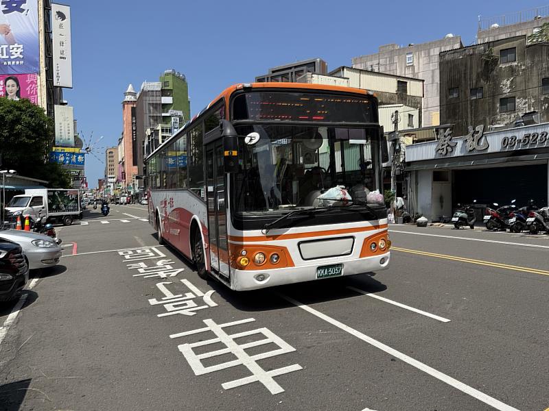 改善建功高中放學候車問題,竹市府協調52路公車時刻微調。