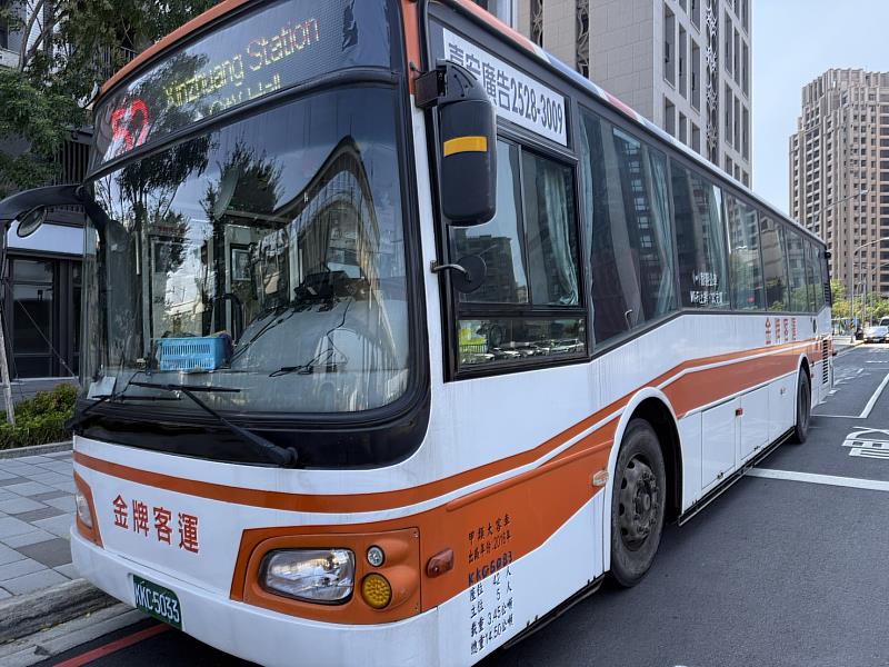 改善建功高中放學候車問題,竹市府協調52路公車時刻微調。