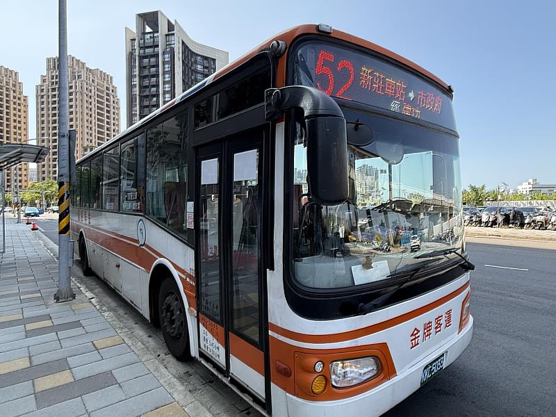 改善建功高中放學候車問題,竹市府協調52路公車時刻微調。