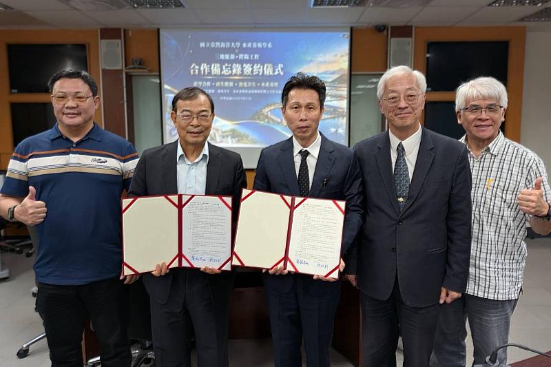左至右為陞陽工程陳國川總經理、三地能源鍾炳利董事長、海大黃振庭系主任、海大冉繁華副校長、海大吳彰哲院長。(三地能源提供)