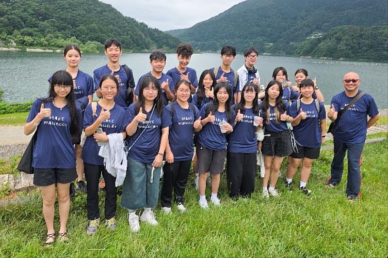 月山湖前穿著團員設計的團服合照。