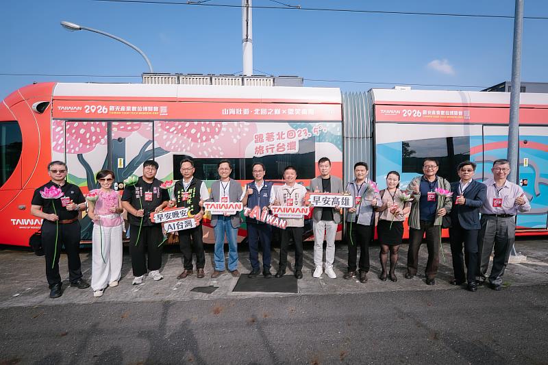 「早安晚安・AI台灣」智慧觀光旅程從高雄出發 ,與會貴賓搭乘「喔熊觀光號」留下啟程合影。