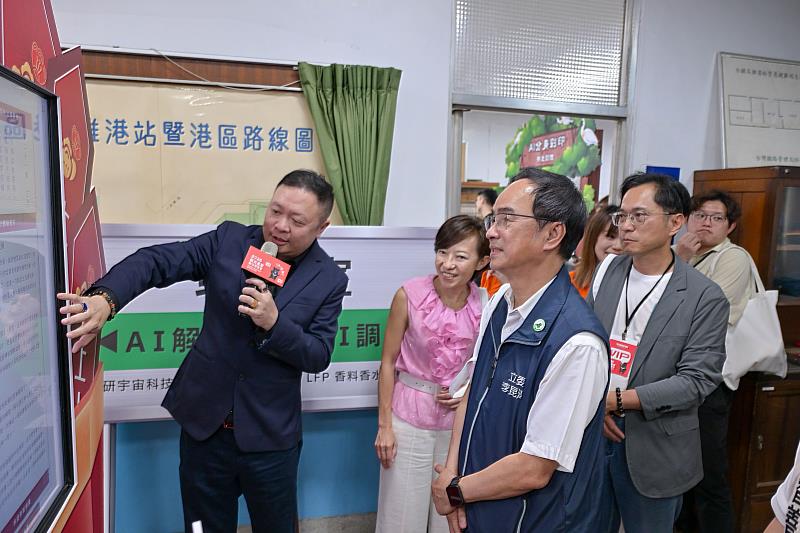 立法委員李昆澤在觀光署副署長王圳宏及資訊室主任簡瑛誼陪同下,體驗傳統籤結合智慧觀光科技新玩法。