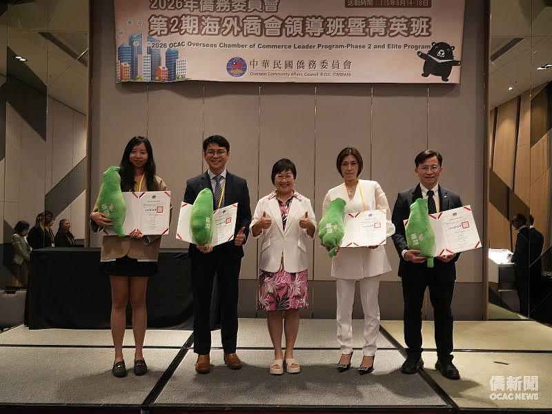 委員長頒發結業證書,左起分別為:菁英班副學員長羅怡安、學員長劉冠鑫、徐佳青、領導班學員長吉田姿伶、副學員長施峻良