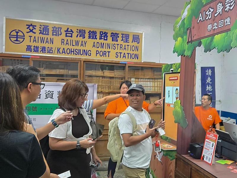 AI科技讓旅遊紀念更有創意,外國旅客現場體驗AI彩印帆布袋,打造專屬自己的台灣旅遊回憶。