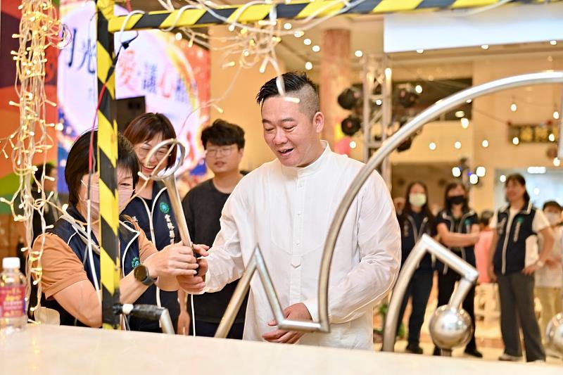 黃凱議長體驗闖關遊戲