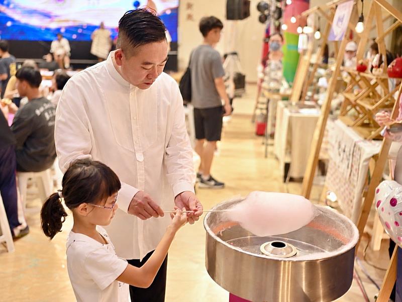 黃凱議長與家扶孩童體驗棉花糖DIY溫馨互動