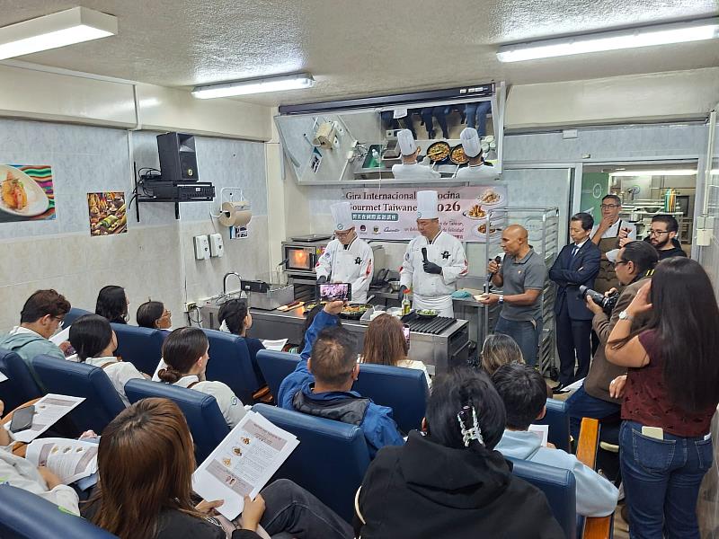 蔡坤城和林彥兆兩位廚藝老師在春分科技大學(UTE)進行廚藝教學 。