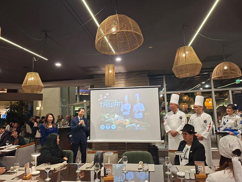 廖鴻達代表及兩位主廚在萬豪酒店(JW.MARRIOTT QUITO)推廣台灣美食之夜 。