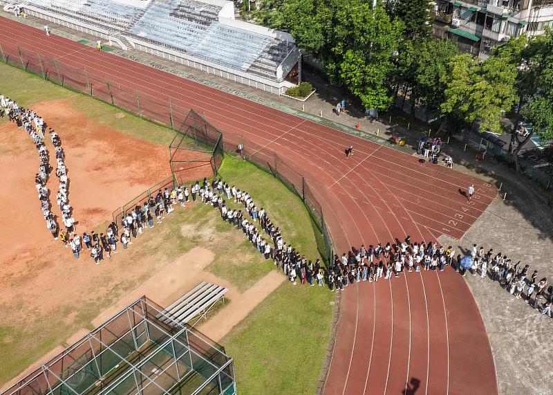迎來全國最多大學新生,開學典禮前的克難坡巡禮在運動場集合,隨後由校長與主管團隊帶領新生走上石階。(圖/淡江大學提供)
