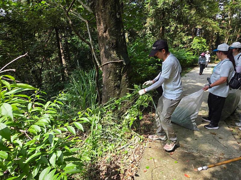 中良九天教育基金會志工揮灑汗水用雙手除蔓護山林
