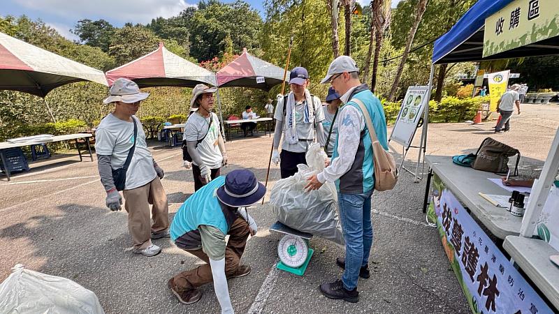 中良九天教育基金會志工動手除蔓迎來豐碩成果