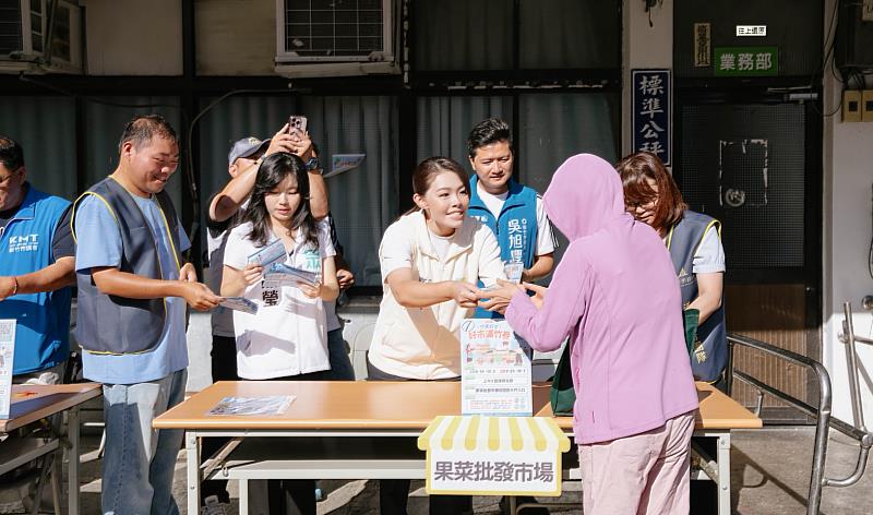 市長高虹安今(19)日一早特別前往新竹果菜批發市場發放加倍券