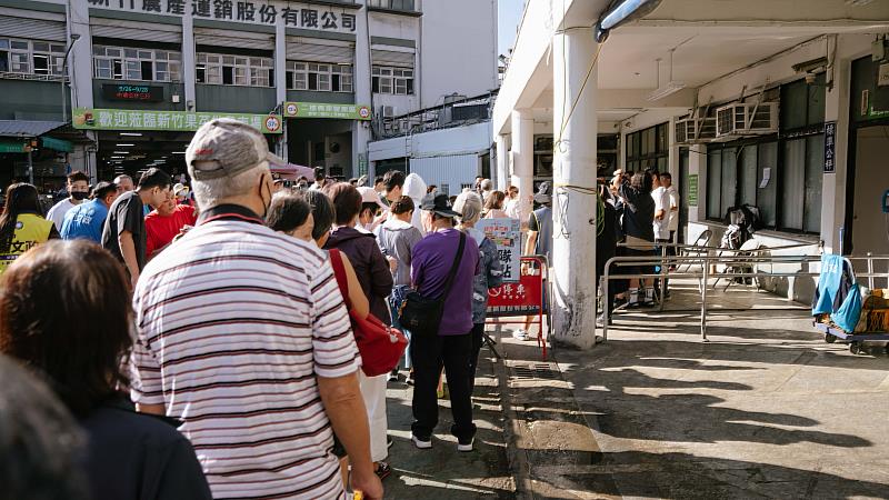 竹市「好市滿竹」加倍券開跑!高虹安市長赴果菜市場發券 首日人潮熱絡買氣旺