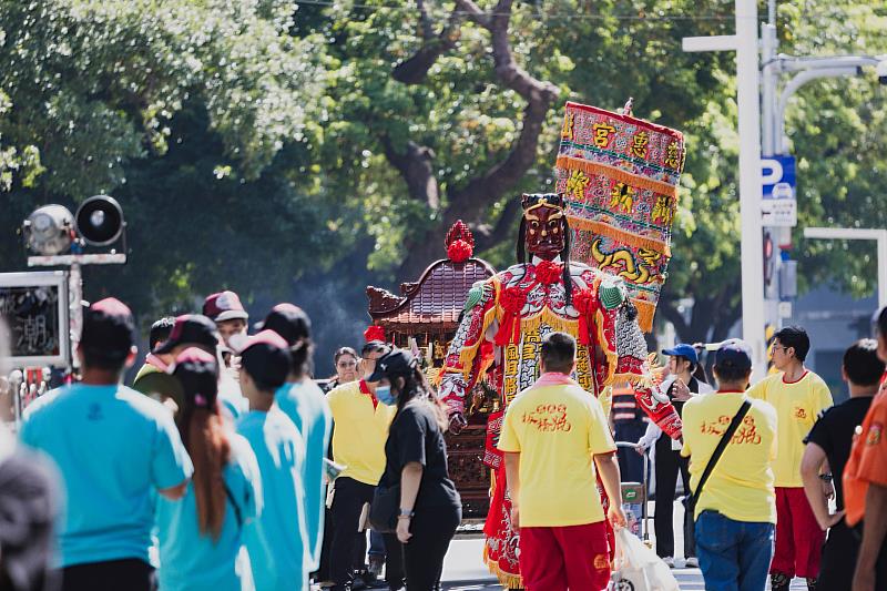 三廟神明首度齊聚林園，迎神遶境隊伍自府中廣場出發，沿途行經板橋在地信仰據點，將地方信仰文化帶進百年林園。