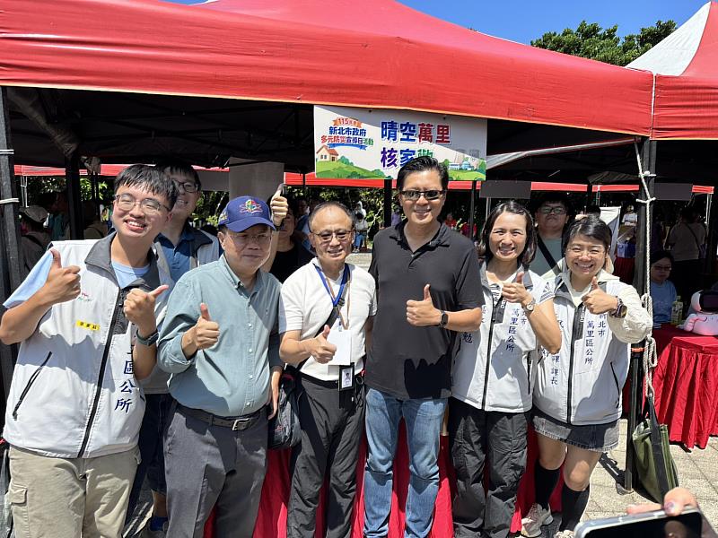 朱副市長於核安宣導攤位鼓勵防災宣導人員