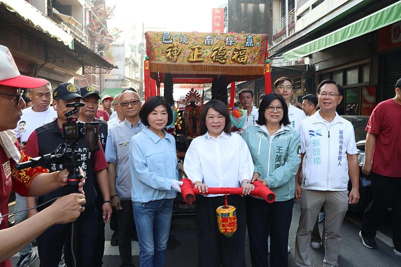黃敏惠市長陪同神轎繞境
