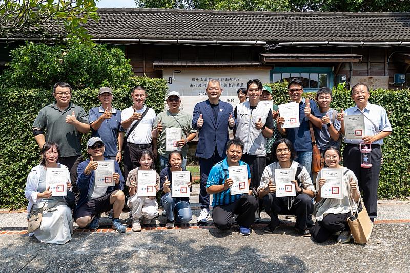 副市長與嘉義大學木作人才培育團隊合影