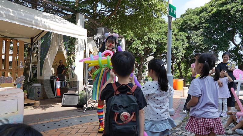 街頭藝人表演與小朋友互動