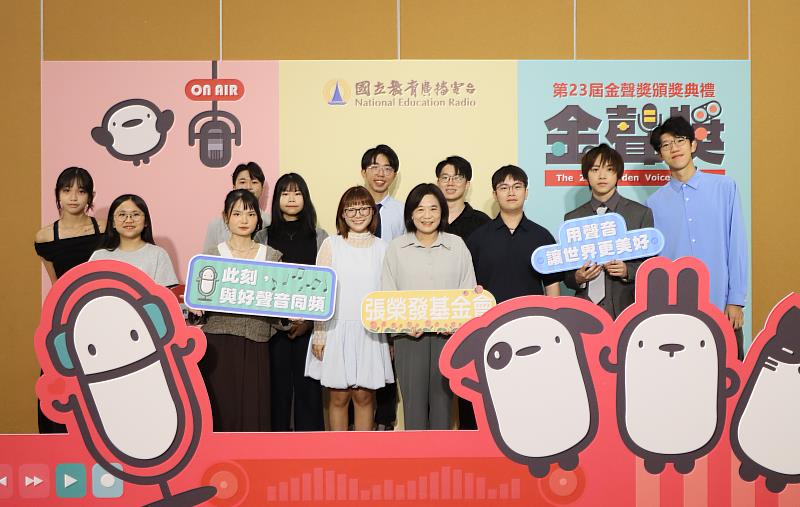 張榮發基金會贊助「第23屆金聲獎-海洋永續特別獎」,執行長鍾德美(第一排右四)與5組入圍同學合影。