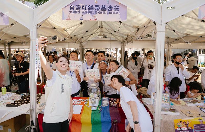 市長高虹安巡視活動攤位,與夥伴們合影。
