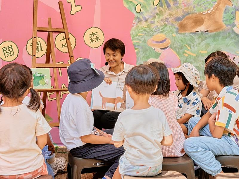 「閱讀好重要」的說故事時間由古主委為小朋友主講客語繪本《恰阿公踅菜市仔》、《吾朋友歇在隔壁莊》。
