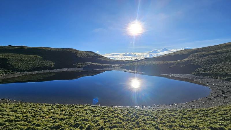 嘉明湖為高山脆弱生態環境，臺東分署呼籲民眾勿任意從事水域遊憩活動。