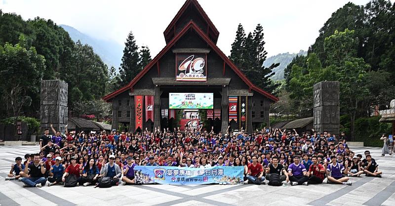 康橋國際學校九年級師生750人挑戰萬人泳渡日月潭,將課堂所學化為實戰經驗,展現游泳教學的學習成果。