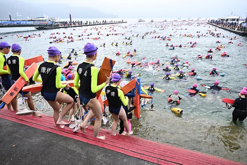 康橋九年級學生參加「日月潭國際萬人泳渡」,透過長泳訓練及開放水域課程,實際體驗不同於泳池的環境,培養水域安全與應變能力。
