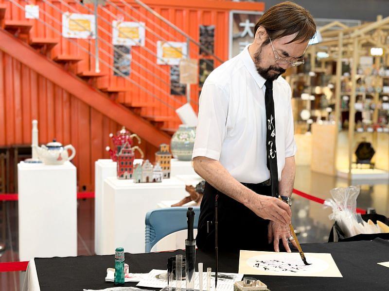 鶯歌光點美學館於9月20日在1樓中庭特區舉辦中秋限定活動《醉墨・月圓》,邀請書畫名家唐菁現場揮毫。