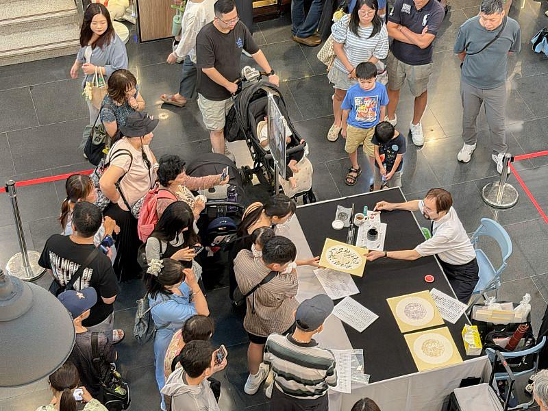 活動原訂限量提供50個畫仙板,因現場參與踴躍,名額特別加碼至100位。