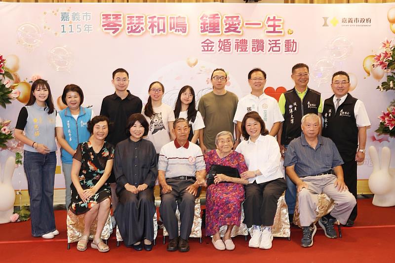 金婚60年的江仁雄先生與江羅麗華女士,兒孫滿堂。