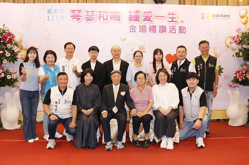 金婚69年的蕭丁成先生與蕭程碧女士,兒孫滿堂。