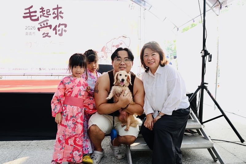 黃敏惠市長與民眾及狗狗合影。