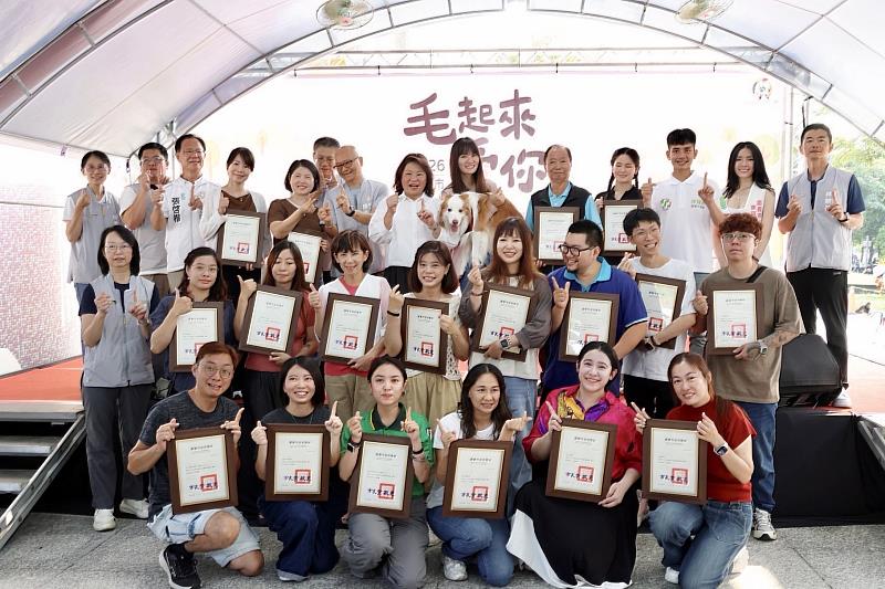 黃敏惠市長與115年度嘉義市特定寵物業評鑑優等業者，及協辦毛起來愛你嘉年華業者合影。