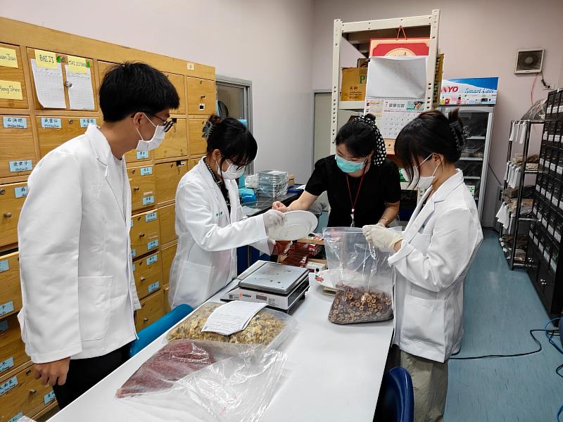 學生在臨床教師指導下進行中藥材辨識、稱量與調劑。