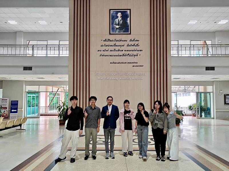中國醫藥大學中醫學院師生於皇太后大學附設醫學中心合影。