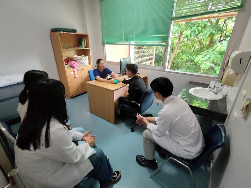 學生參與醫師門診及治療觀摩。