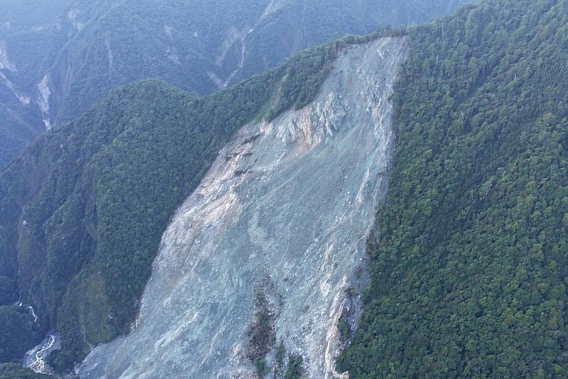 115年9月21日上午06:05-06:35,萬里溪堰塞湖空拍。