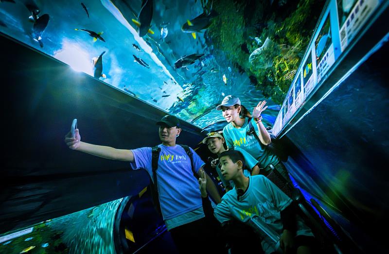 喜歡海底世界的兄弟倆,前往探險島水族館近距離欣賞魚群,與家長合影紀錄開心的一刻。
