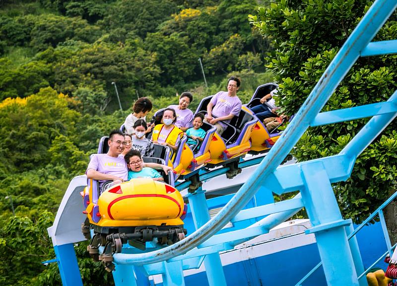 重症病童與家長開心體驗遠雄海洋公園遊樂設施,大多數孩童是首次來到花蓮旅遊,同時也替長期緊繃的照護者,提供喘息與充電的機會。