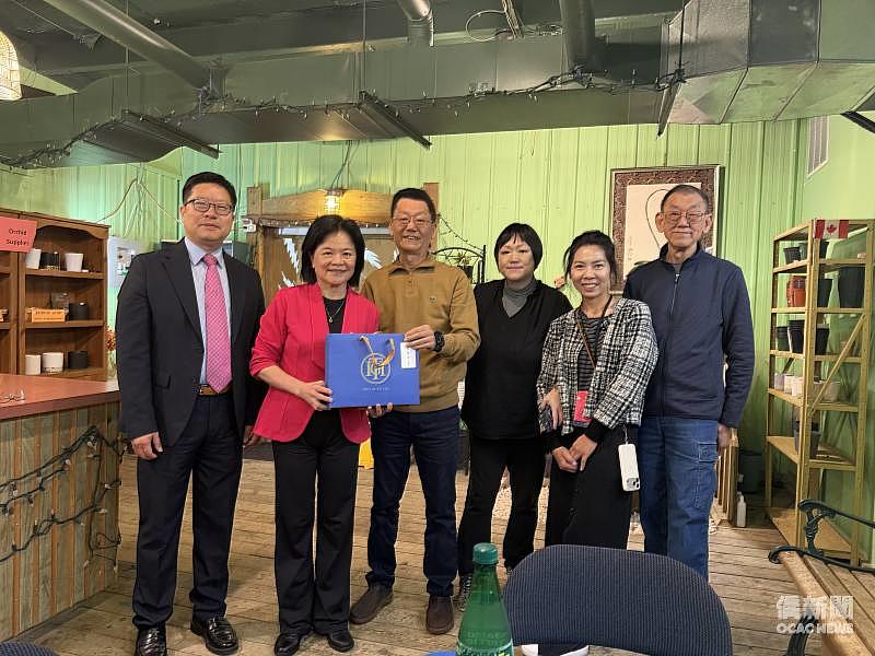僑務委員會副委員長賴麗瑩（左2）在多倫多文教中心主任藍柏青（左1）陪同下，致贈禮品予連春蘭園共同經營人林英和（左3）、林英杰（右1）及林昱妏（右3），與僑務促進委員許亦欣（右2）合影留念。