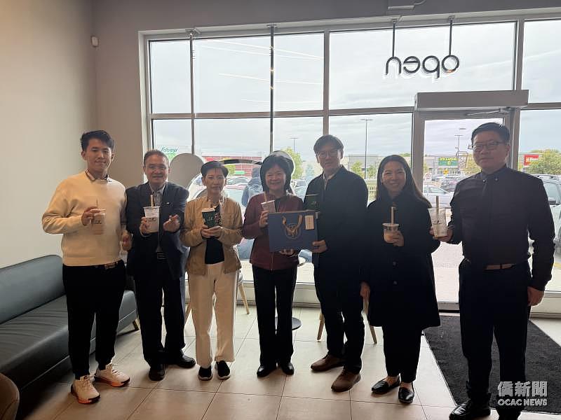 賴麗瑩(左4)、多倫多文教中心主任藍柏青(右1)與PANDA TEA業者巫昱宏(右3)、李尚陽(左1)等人合影。