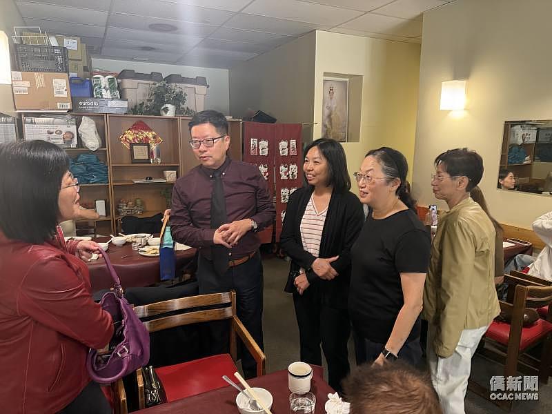 僑務委員會副委員長賴麗瑩（左1）參訪觀世音素食餐廳，與經營人莊淑萍（右2）、卓素芬（右3）交流。